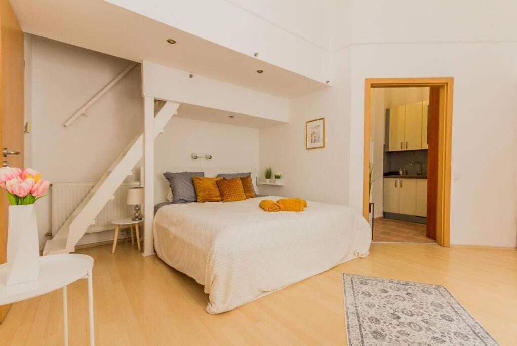 Trendy 2 Room Flat, Next To Corvin Mall Free Huge Garage! Ac,Dishwasher,Washmachine, Smart Tv Budapest Exterior foto