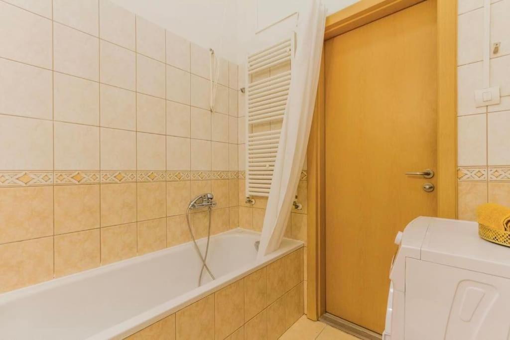 Trendy 2 Room Flat, Next To Corvin Mall Free Huge Garage! Ac,Dishwasher,Washmachine, Smart Tv Budapest Exterior foto