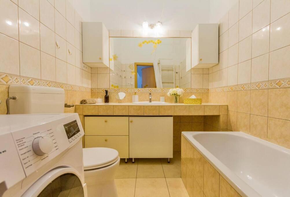 Trendy 2 Room Flat, Next To Corvin Mall Free Huge Garage! Ac,Dishwasher,Washmachine, Smart Tv Budapest Exterior foto