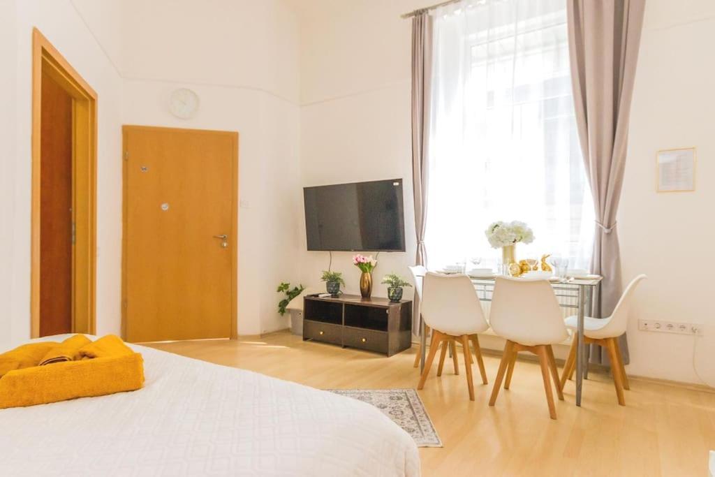 Trendy 2 Room Flat, Next To Corvin Mall Free Huge Garage! Ac,Dishwasher,Washmachine, Smart Tv Budapest Exterior foto